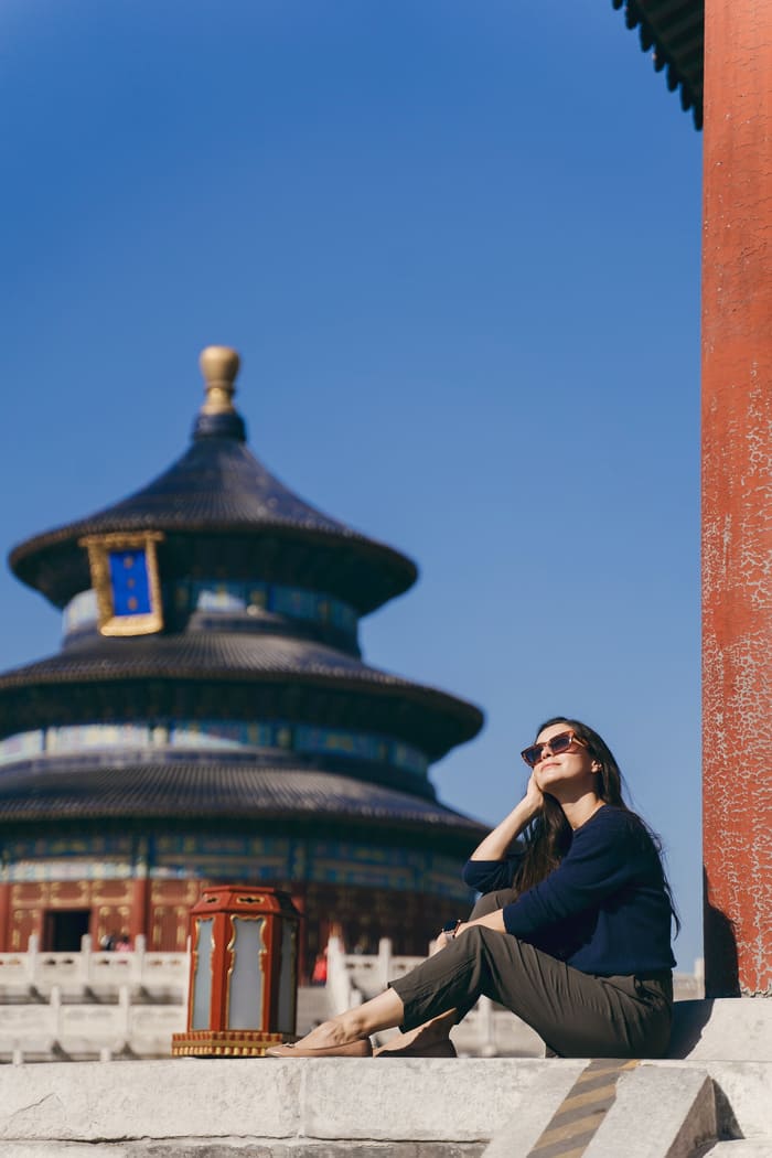 chica posando enfrente de un templo en beijing