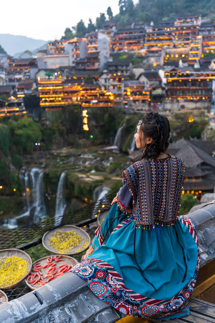 Chica admirando la ciudad lijiang